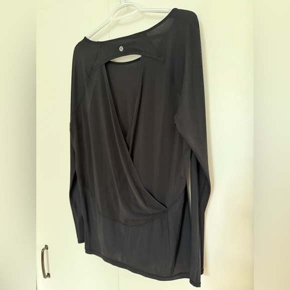 Long-Sleeved + Lightweight Black Mesh Tee: Lululemon - Picture 14 of 14